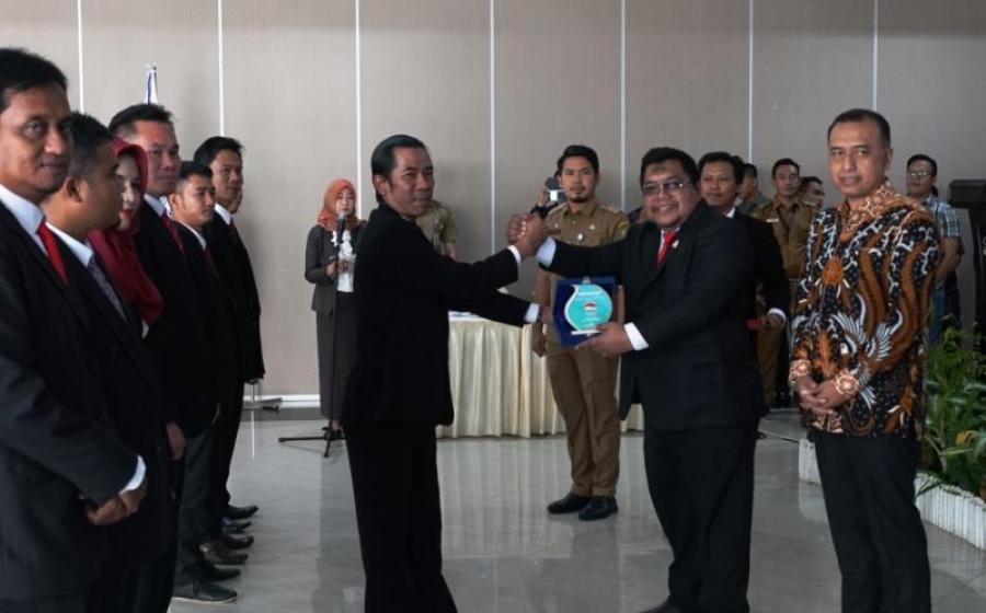 Penyerahan cindra mata usai pelantikan pengurus GPEI