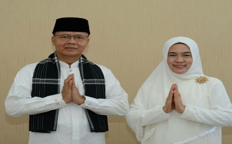 Gubernur Bengkulu Bersama Isteri