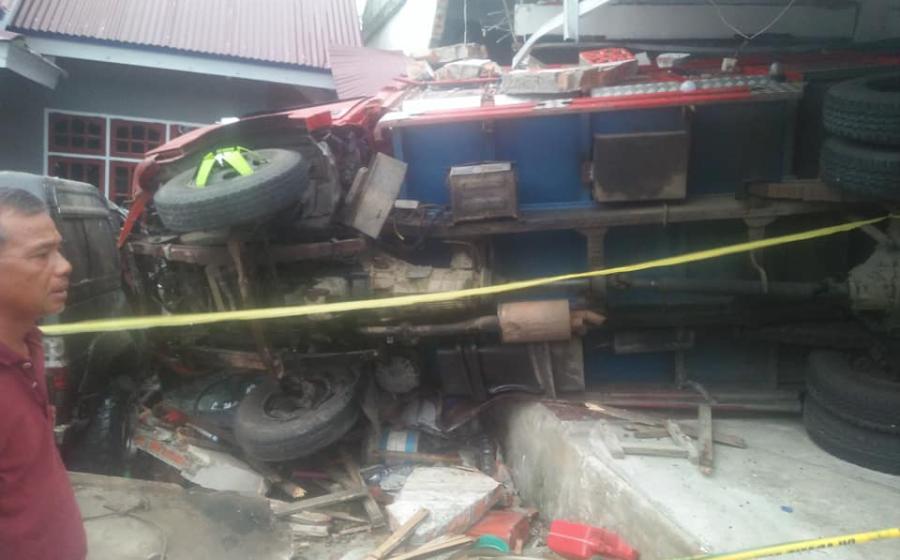foto truk yang mengalami kecelakaan tunggal