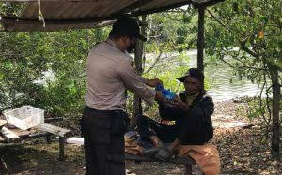 POLDA BENGKUILU Setiap Jumat Bagikan Makanan Kepada Petugas Kebersihan