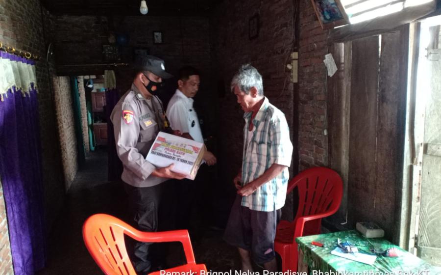 Bhabinkamtibmas Bagikan Bantuan Untuk Warga Kurang Mampu