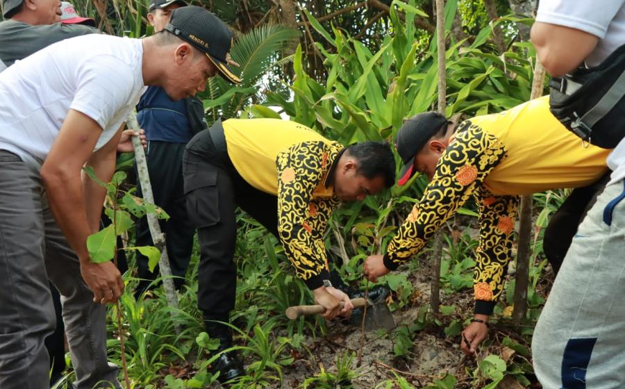  Polres Kaur Gelar Tanam Pohon dan Aksi Bersih Pantai