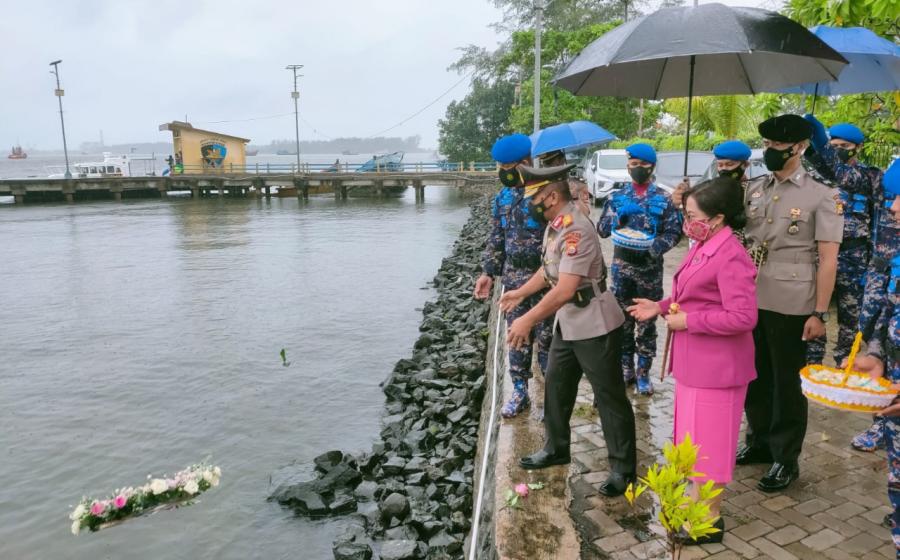  Polda Bengkulu Tabur Bunga di Laut