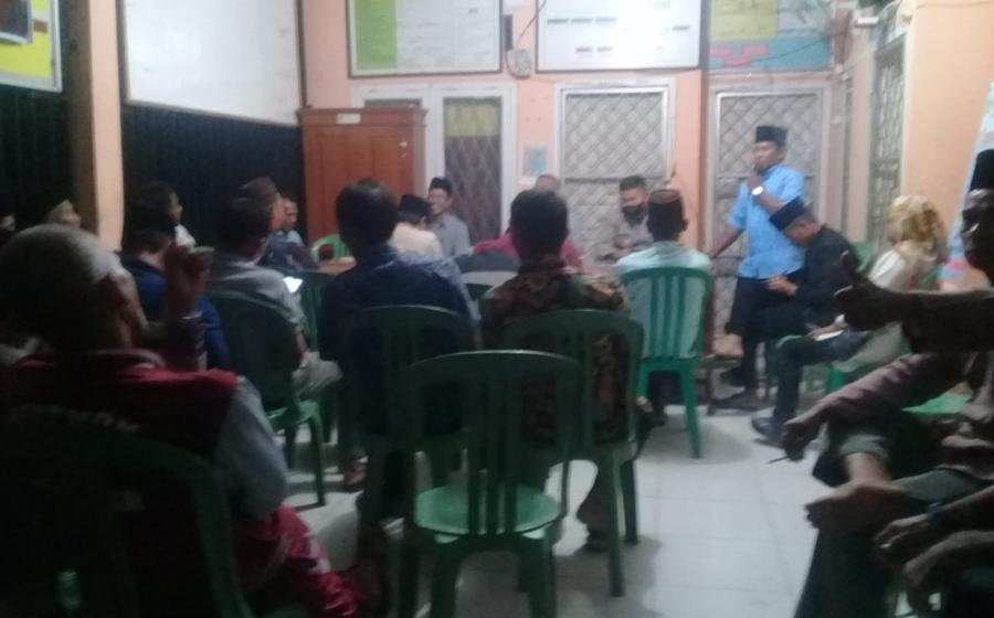  Badan Permusyawaratan Desa (BPD) dan Pemerintah desa Padang Pandan menggelar rapat musyawarah terkait sanksi terhadap WJ, yakni salah seorang anggota BPD yang tertangkap tangan mencuri sawit pada, Sabtu (22/07/2022) pekan lalu.