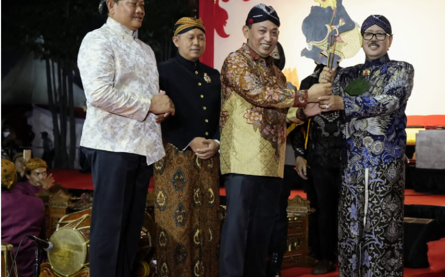 Polri menggelar kegiatan pagelaran wayang kulit bertajuk 'Semar M'bangun Kahyangan' di Lapangan Bhayangkara