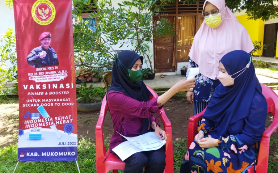 Binda Bengkulu bekerjasama dengan Dinas Kesehatan Provinsi Bengkulu dan Dinas Kesehatan Kabupaten/Kota kembali menggelar vaksinasi Door to Door di Provinsi Bengkulu dengan target 4.000 dosis perhari