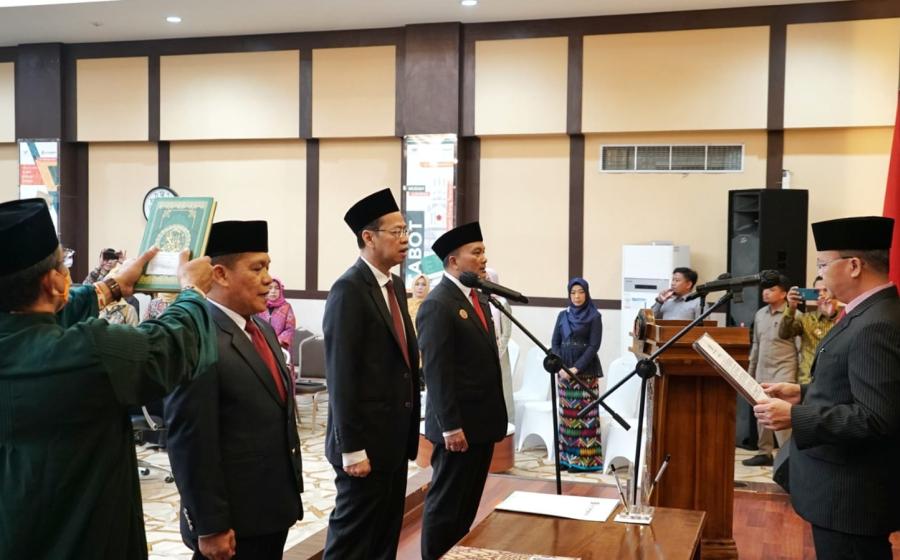  Gubernur Rohidin Mersyah melantik jajaran Direksi Bank Bengkulu. Diantaranya Direktur Utama Bank Bengkulu Ahmad Irfan, Direktur Kepatuhan Bank Bengkulu Jufrizal Eka Putra dan Komisaris Bank Bengkulu Alfian di Aula H. Mochtar Azehari di Graha Bank Bengkulu lantai 7, Rabu (27/7/2022).