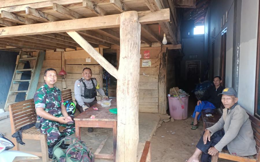  Bhabinkamtibmas dan Babinsa Gelar Binluh Himbau Warga Cegah Covid-19 dan PMK