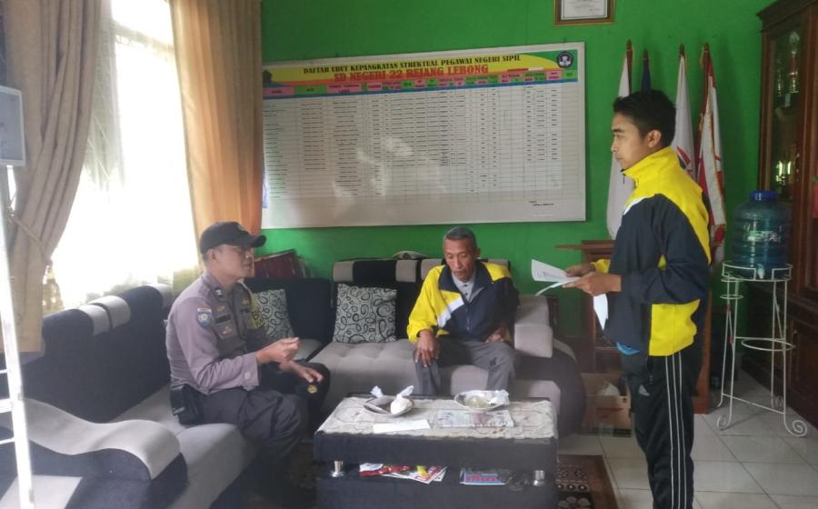 Bhabinkamtibmas saat Kunjungi Sekolah di Rejang Lebong