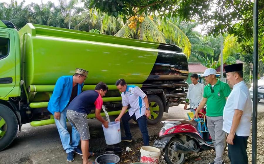  KNPI Seluma Bagikan Air Bersih ke Warga Terdampak Banjir