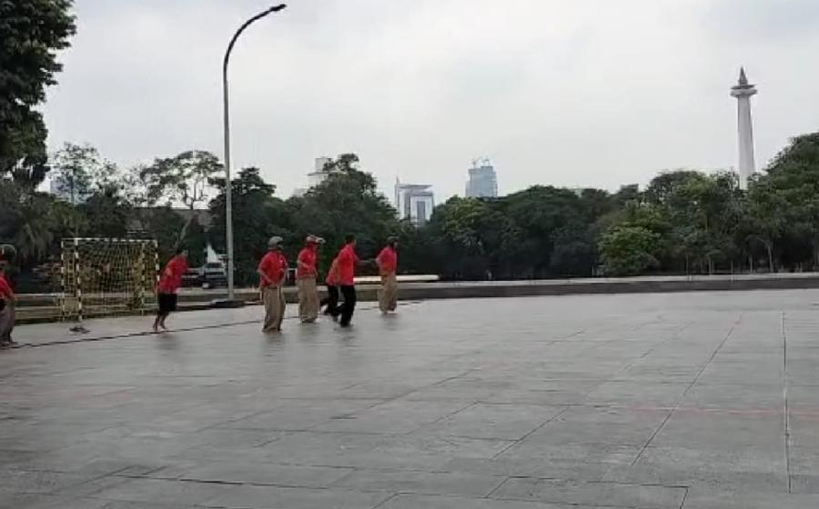 Tim PKUMI Raih Juara 1 Lomba Lari Karung Estafet Masjid Istiqlal