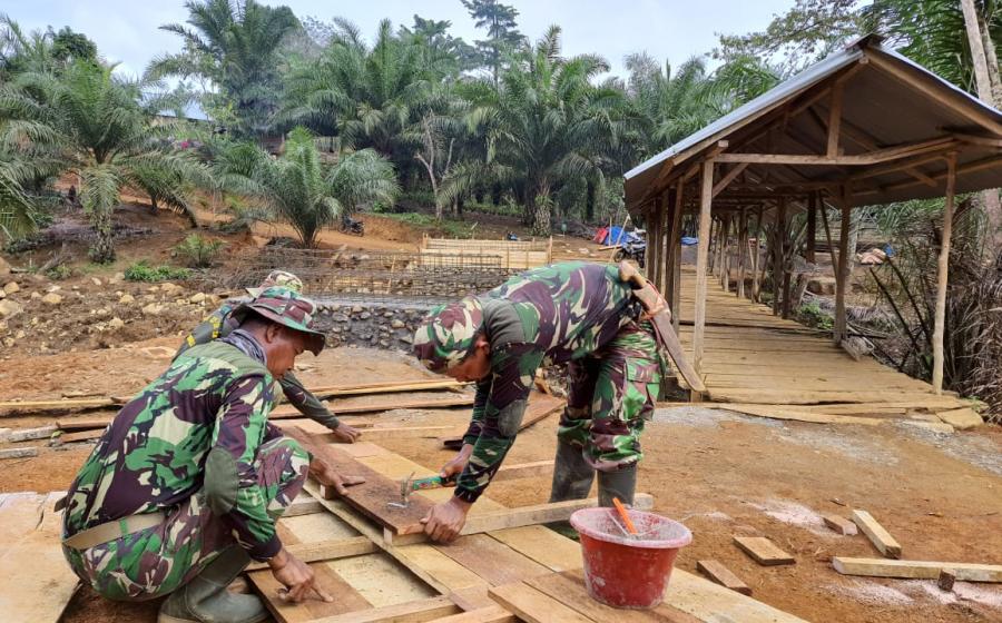 Sinergitas Satgas TMMD 114 dan Masyarakat dalam Pembuatan Mall untuk Jembatan