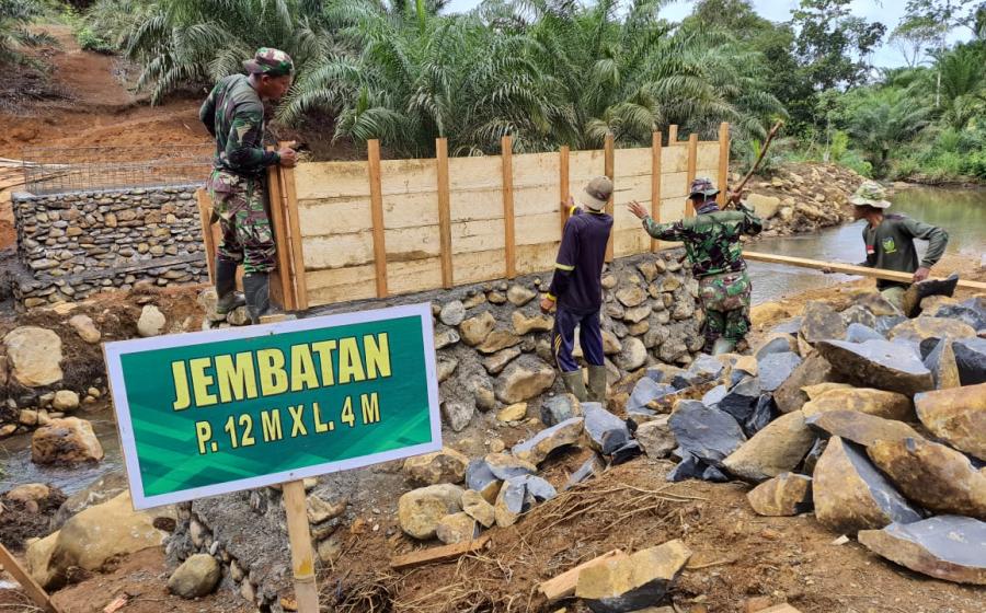 Satgas TMMD ke 114 Kodim 0423/BU, Bersinergi Bersama Warga Pasang Papan Mal