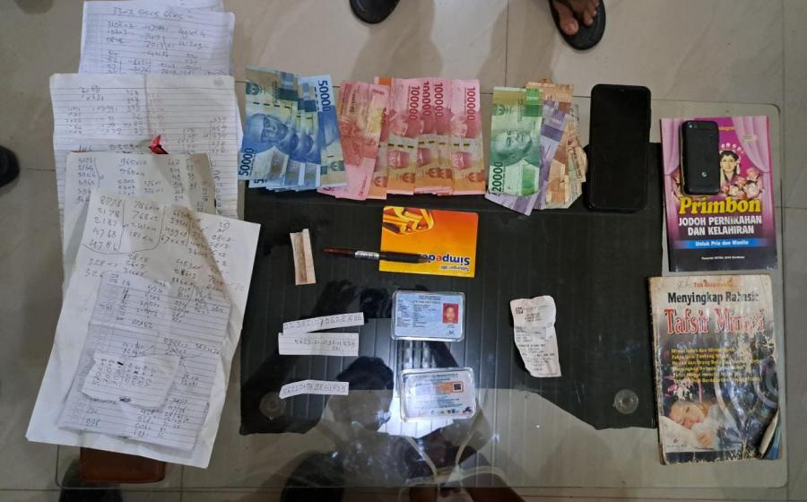 Seorang Pria berinisial PNS (47) warga Desa Lemeu Pit Kec. Lebong Sakti Kab. Lebong ditangkap unit Pidum Polres Lebong Polres Lebong lantaran kedapatan menjadi bandar judi togel.