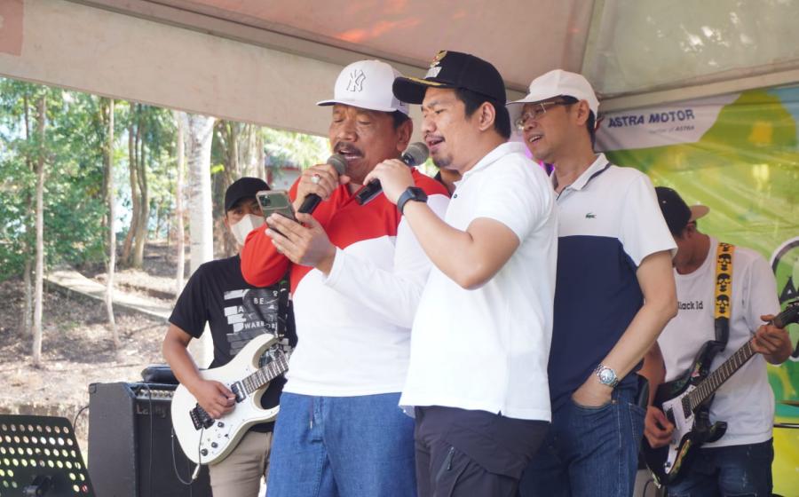 Bupati Bengkulu Utara Ir H Mian didampingi ketua Tim Penggerak PKK, Hj Eko Kurnia Ningsih, buka acara lomba mancing Bupati CUP dalam rangka Dirgahayu ke–77 Republik Indonesia tahun 2022 yang diselenggarakan bersama Dinas Pariwisata Bengkulu Utara di Taman Hutan Kota Arga Makmur, Minggu (07/08/2022).