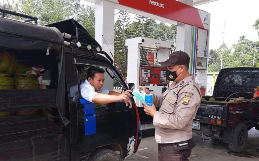 Bhabinkamtibmas Polsek Padang Ulak Tanding Bagikan Masker