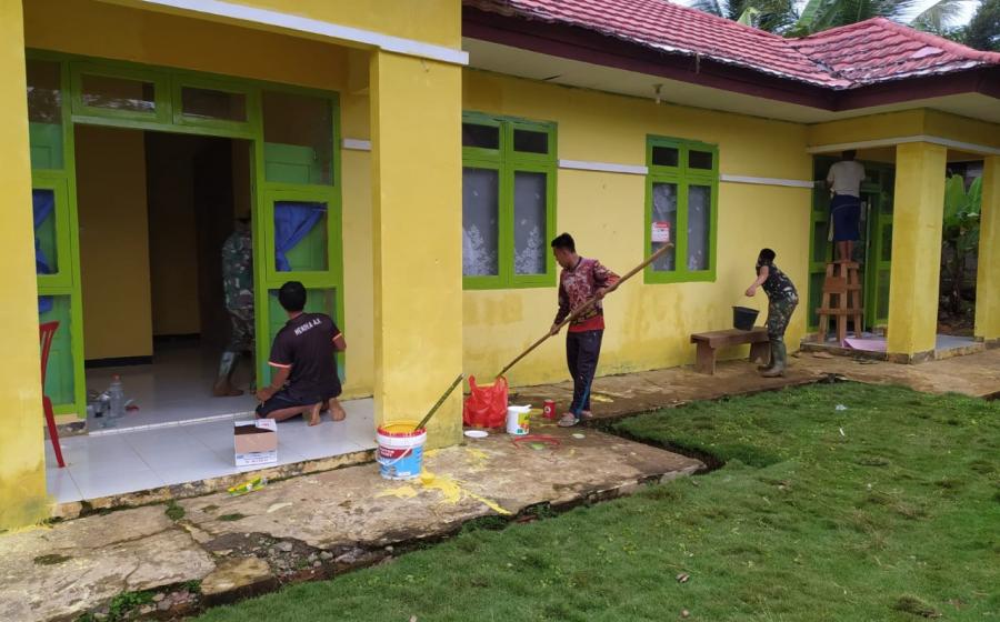 Bersama Masyarakat Anggota Satgas TMMD BU Mengecat Puskesmas Pembantu