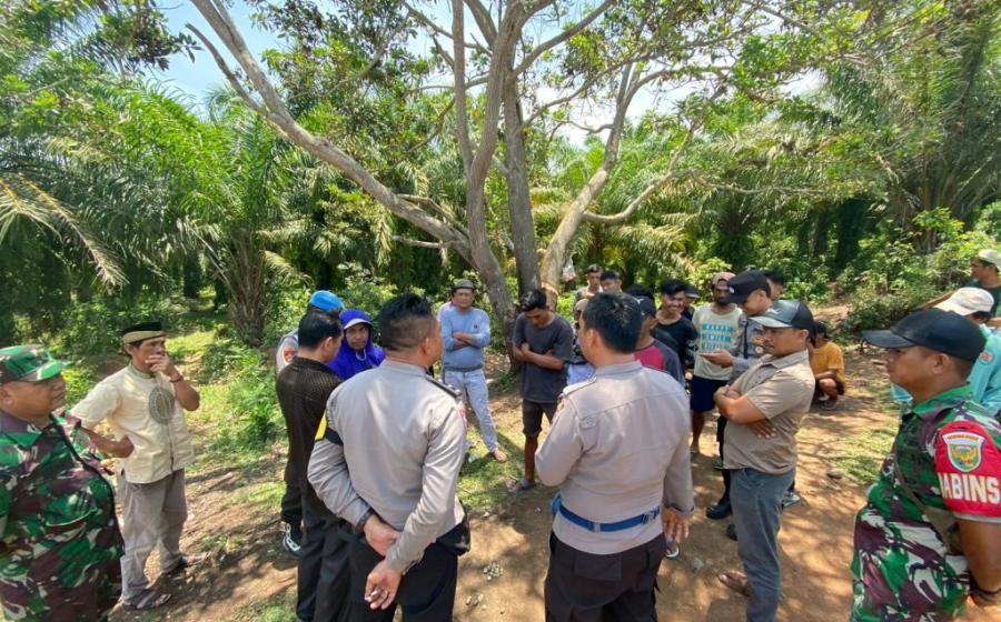 Kapolsek Batik Nau Gelar Giat Sosialisasi dan Pengamanan Pengalihan Arus lalu lintas Karena Perbaikan Jembatan di Desa Batik Nau 