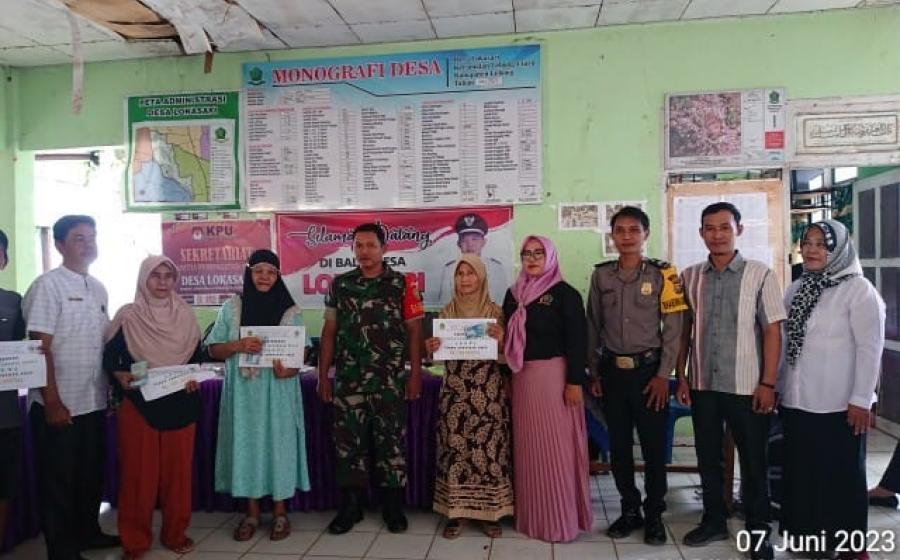  Menghadiri Pembagian BLT DD, Upaya Bhabinkamtibmas Berikan Pendampingan dan Jalin Keakraban dengan Warga