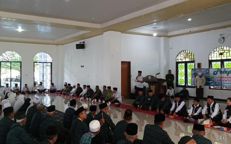 Personel Polres Kaur dan Polsek Kaur Selatan,  Melakukan Pengamanan Pemberangkat Jamaah Haji 