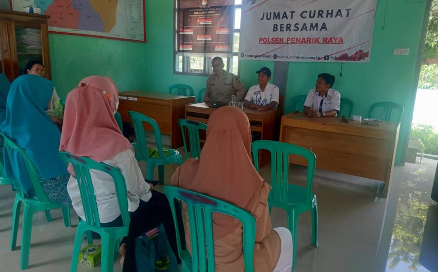 Polsek Penarik, Jumat Curhat bersama di Kantor Desa Lubuk Mukti