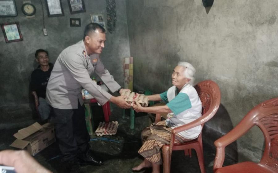 Sinergi Bersama Pemerintah Kecamatan, Polsek Sindang Kelingi Bagi Bantuan Untuk Lansia