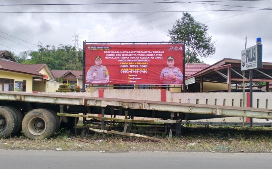 Polsek Sindang Kelingi Pasang Spanduk Nomor Pelayanan Kepolisian