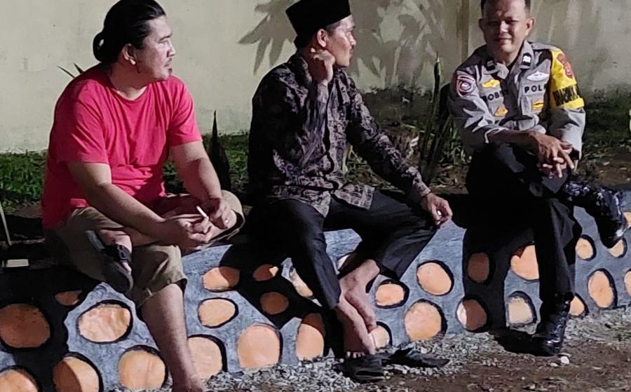 Tingkatkan Kondusifitas Kamtibmas, Bhabinkamtibmas Polsek Pino Sambang Warga Desa Ulak Lebar  