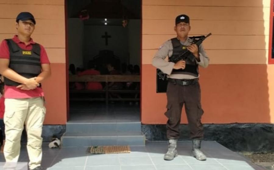 Personel Polsek Enggano Lakukan Pengamanan Gereja HKBP