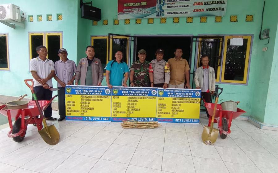 Bhabinkamtibmas Polsek Manna Hadiri Titik Nol Pembangunan Peningkatan Infrastruktur Desa Tanjung Besar 