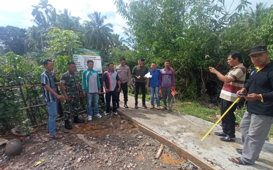 Bhabinkamtibmas Hadiri Sertifikasi Pembangunan Jalan Rabat Beton WC, dan Atap Rangka Baja Gedung Serba Guna di Desa Padang Nibung