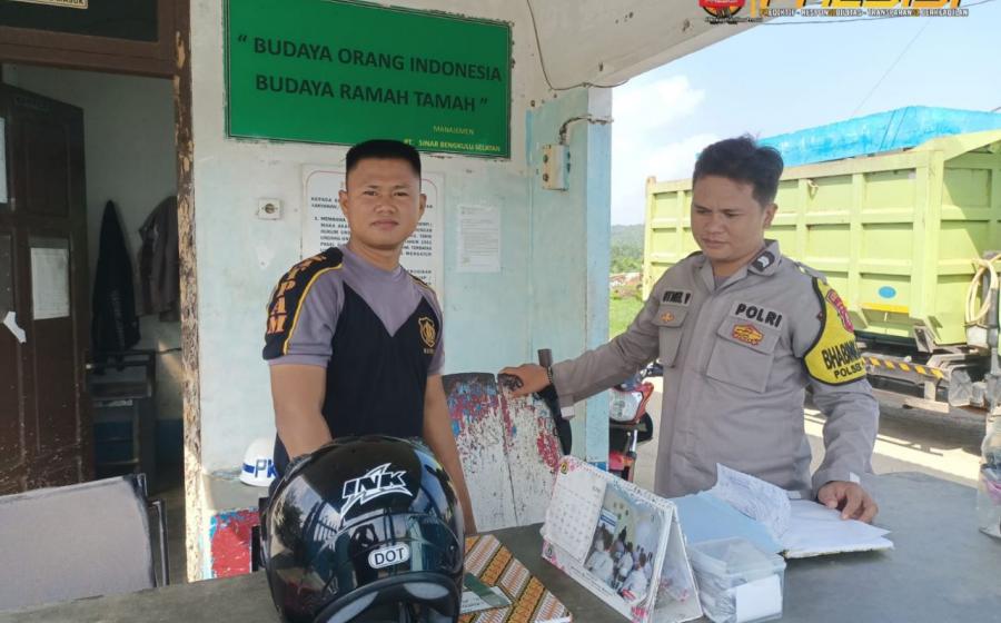 Bhabinkamtibmas Polsek Pino Raya Sambangi Security PT SBS Nanjungan, Sampaikan Imbauan Kamtibmas