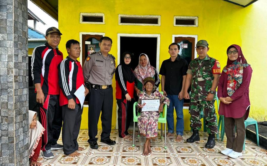 Bhabinkamtibmas Polsek Padang Guci Hulu Hadiri Penyaluran BLT DD di Air Kering 2