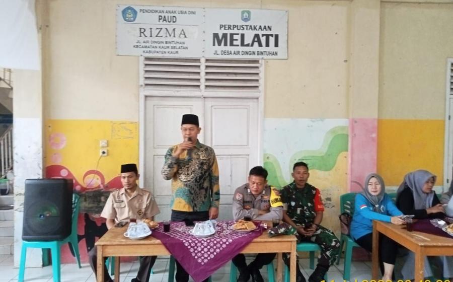 Bhabinkamtibmas Polsek Kaur Selatan  Hadiri Penyaluran BLT DD di Desa Air Dingin