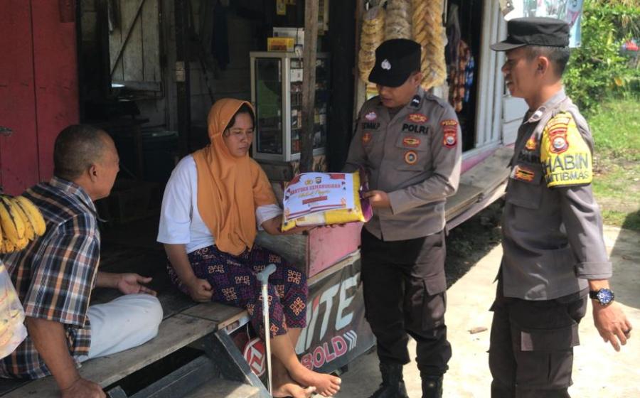 Bantu Ketahanan Pangan, Personel Polsek Kaur Selatan Salurkan Bantuan 