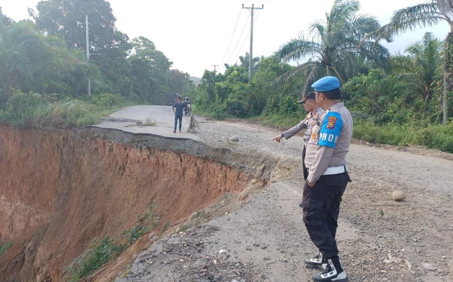 Kapolsek Batik Nau Bersama Unsur Tripika Lakukan Pengecekan Jalan Abrasi di Pesisir 