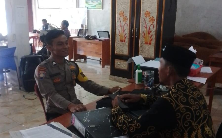 Sambangi Tokoh Masayarakat, Bhabikamtibmas Polsek Tanjung Kemuning Sampaikan Imbauan Kamtibmas 