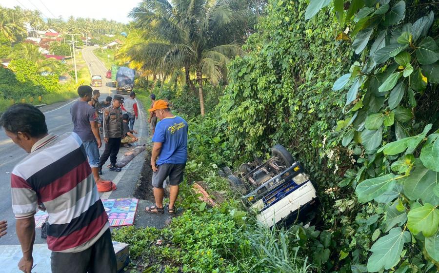 Patah As, Mobil Angkut 6000 Buah Kelapa Masuk ke Jurang di Kaur