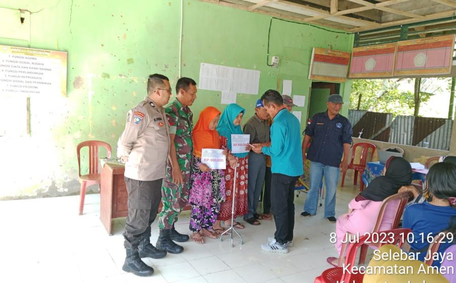 Bhabinkamtibmas Polsek Lebong Utara Hadiri Pembagian BLT DD Ekstrim di Desa Selebar Jaya