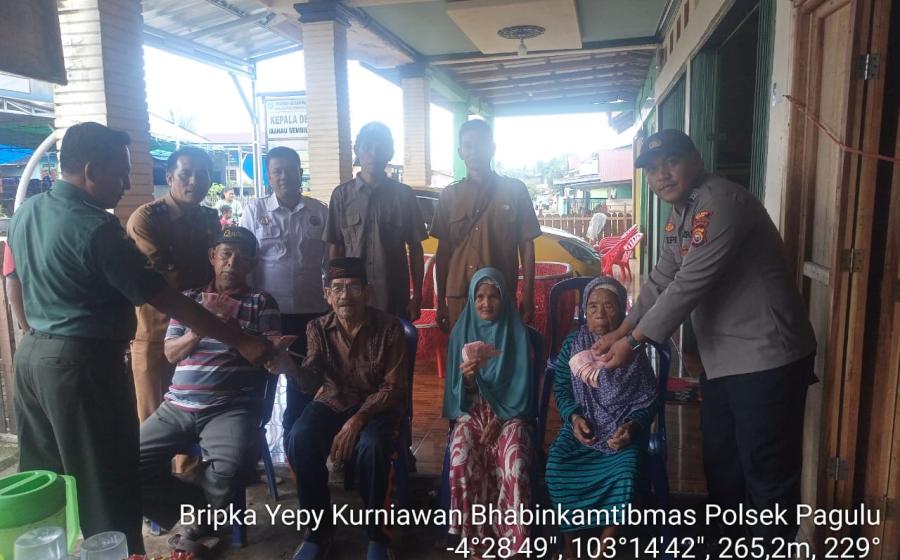 Bhabinkamtibmas Polsek Padang Guci Hulu, Monitoring Penyaluran BLT DD Tahap III di Desa Manau IX 2 