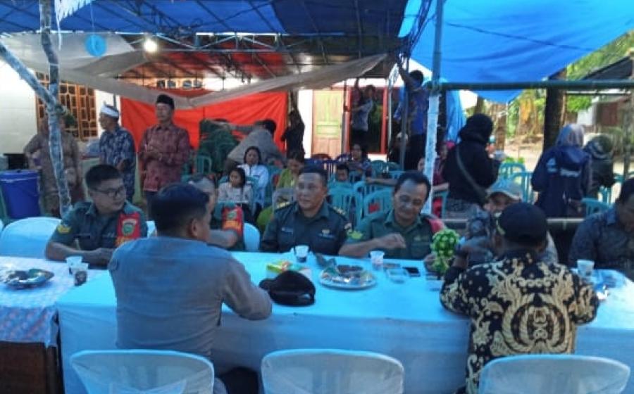 Jalin Kedekatan Bersama Warga, Kapolsek Enggano Hadiri Undangan Pernikahan 