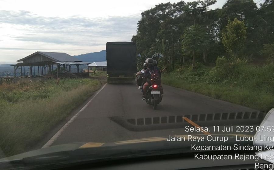 Polsek Sindang Kelingi Berikan Pengawalan Pengendara Ragu Melintas