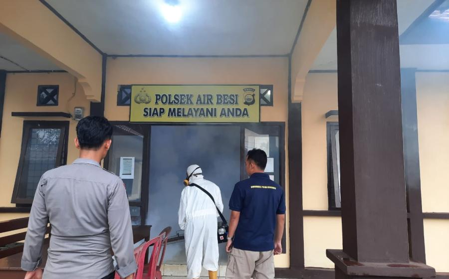 Cegah Berkembangnya DBD, Polsek Air Besi Melakukan Fogging