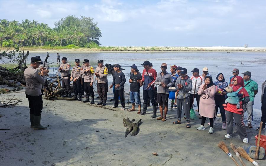 Peduli Lingkungan, Polsek Sukaraja Bersihkan Sampah di Pantai Muara Siabun