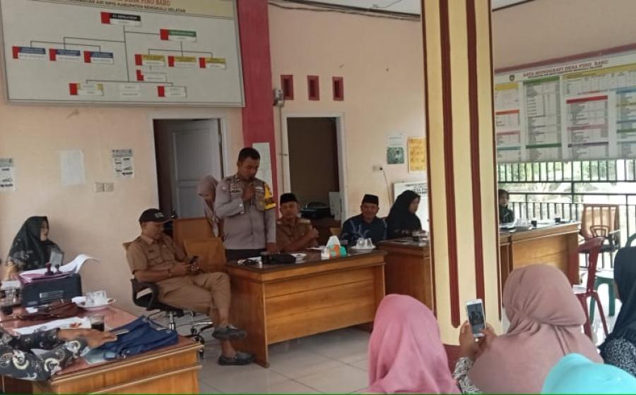 Bhabinkamtibmas Hadiri Serah Terima Jabatan Kepala Desa di Wilayah Binaannya