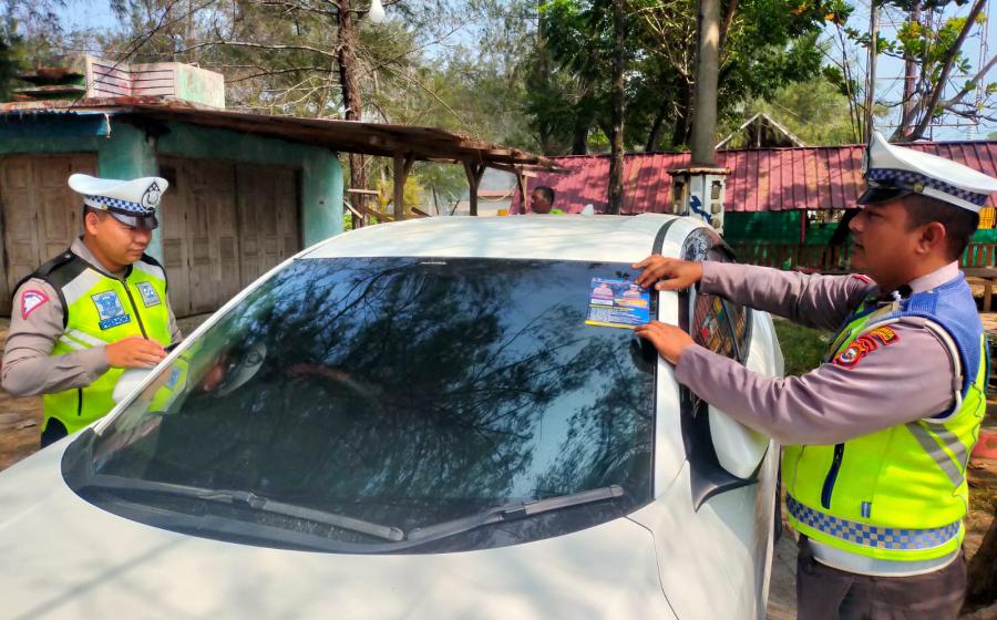 Ops Zebra Nala, Personel Satlantas Polresta Bengkulu Pasang Stiker dan Sampaikan Imbauan