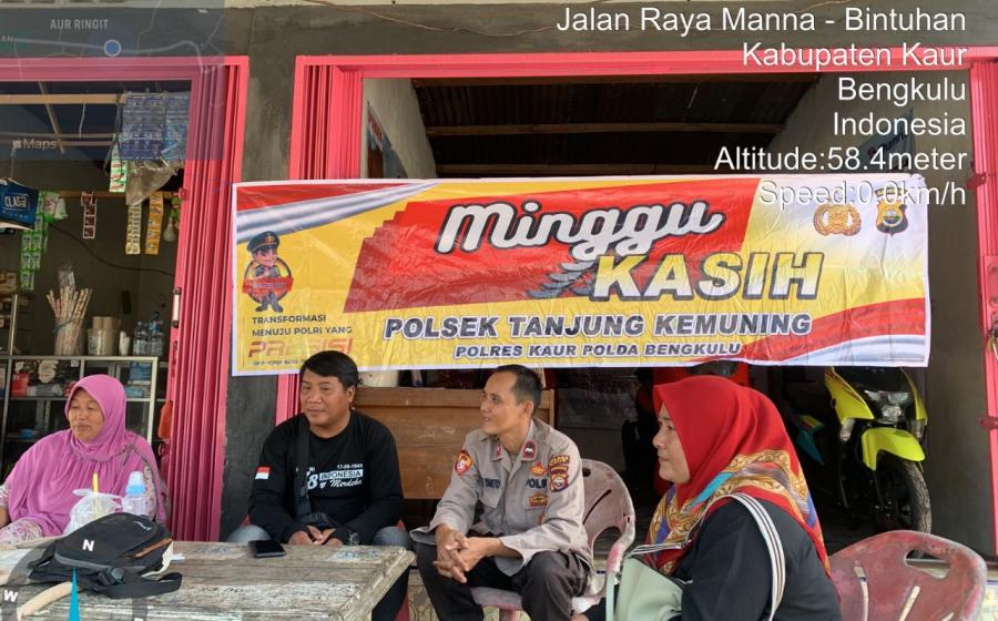 Bertukar Informasi Terkait Kamtibmas, Polsek Tanjung Kemuning Minggu Kasih bersama Warga Desa Aur Ringgit