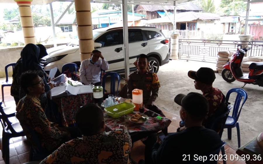 Sampaikan Imbauan Kamtibmas, Polsek Padang Guci Hulu Sambangi Tokoh Masyarakat di Desa Cuko Betung 