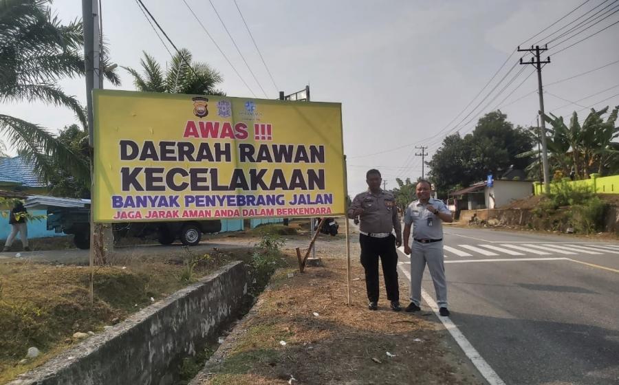 Kurangi Angka Kecelakaan, Sat Lantas Polres Kaur Pasang Baliho Peringatan di Daerah Rawan Kecelakaan 