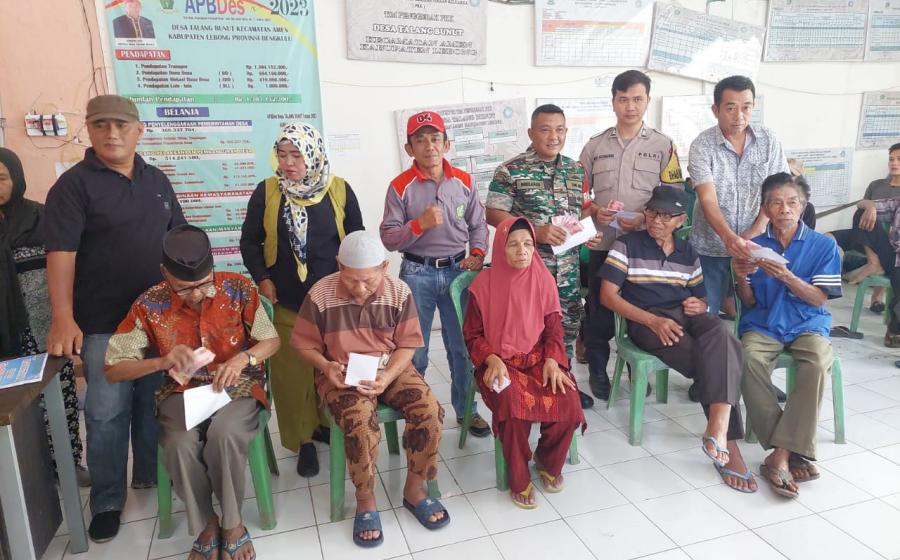 .Bhabinkamtibmas Polsek Lebong Utara Hadiri Penyaluran BLT DD di Desa Talang Bunut 